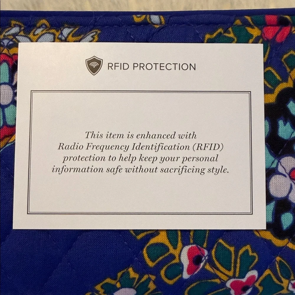Vera Bradley RFID Quilted Cotton Wallet Zip Around Organizer Blue Floral NWOT - Picture 3 of 7